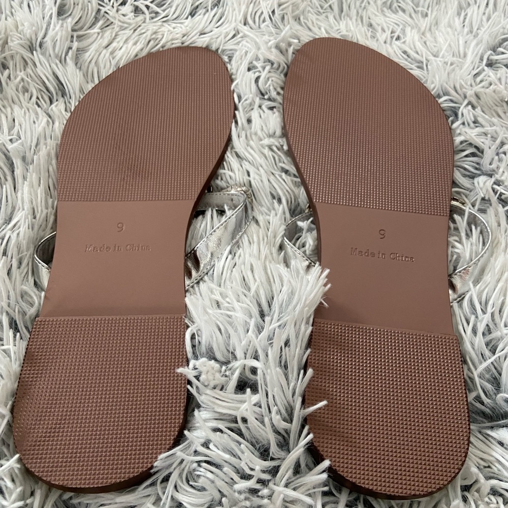 SANDALS BLINGY SIZE 9 EUC very pretty! 
(🤑 Get 5 items for $30) - Picture 2 of 2